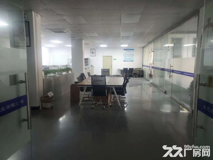 寮步镇东部快速附近原房东村委厂房1−3层10000平方出租